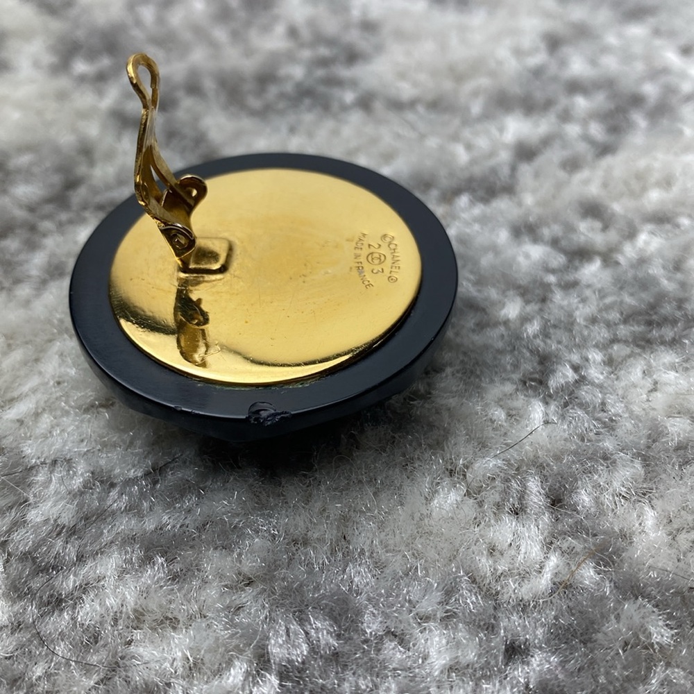 Chanel vintage Fall 1984 resin/metal clip on earring - Picture 7 of 12